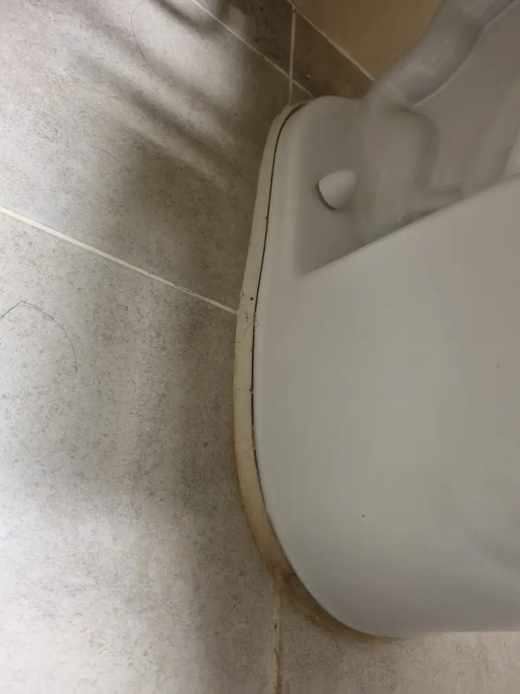 막힘해결119와 함께하는 변기 흔들림 잡는 백시멘트 작업